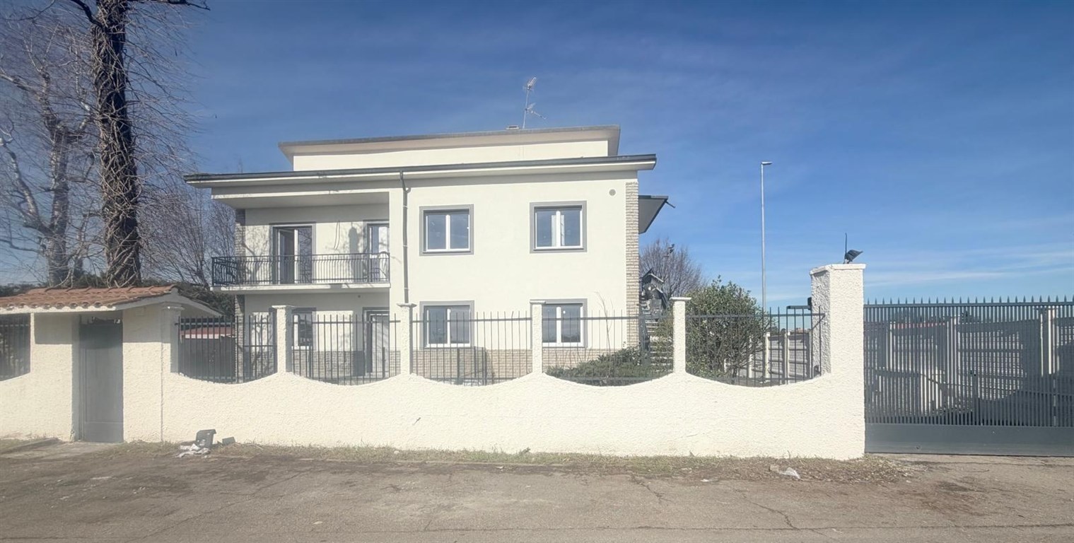 MAGAZZINO CON AMPIO GIARDINO