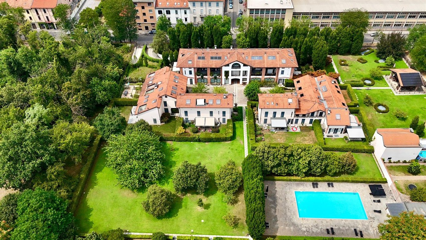 VENDESI ESCLUSIVO APPARTAMENTO CON GIARDINO PRIVATO